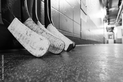 Zdjęcie XXL Czarny i biały makro- strzał hokejowego kija ostrza - Płytka głębia pole