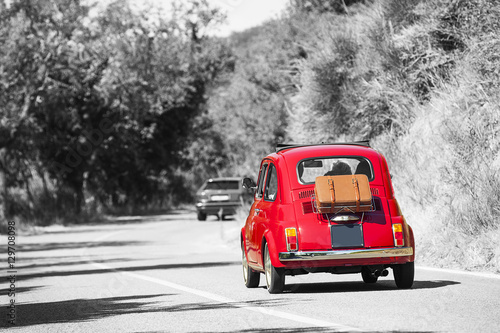 Valokuva Auto storica rossa con sfondo in bianco e nero