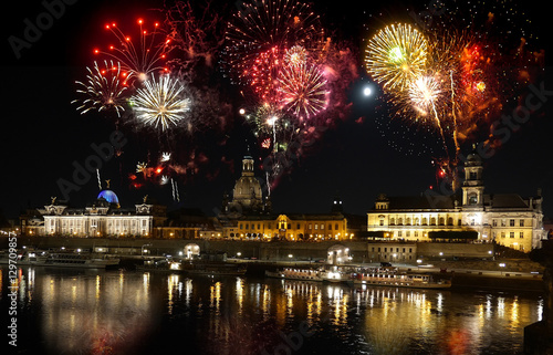 Silvester in berlin: wo das böllern in der hauptstadt verboten ist Feuerwerk über Dresden Stock-Foto | Adobe Stock