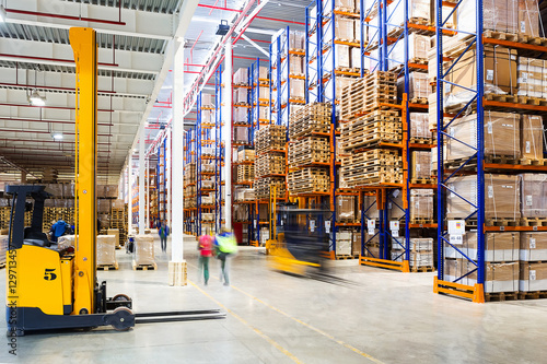 Fotomural Working day in the modern large warehouse