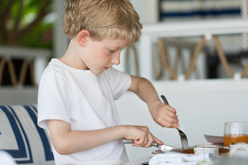 Canvas Print - kid at breakfast