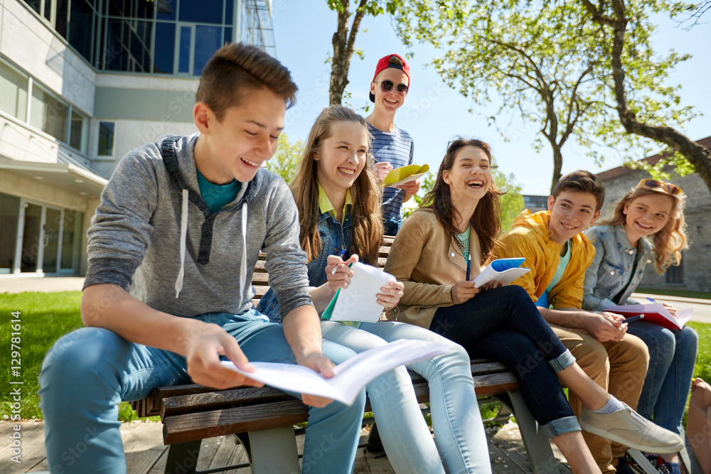 Сотрудники стоят рядом. Programs for high school students. International students. Programs for high school students. Ребенок за компьютером.