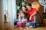 Fototapeta Panele - happy family opens gifts