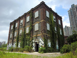 Fototapeta Uliczki - Abandoned brick building with spray paint graffiti 