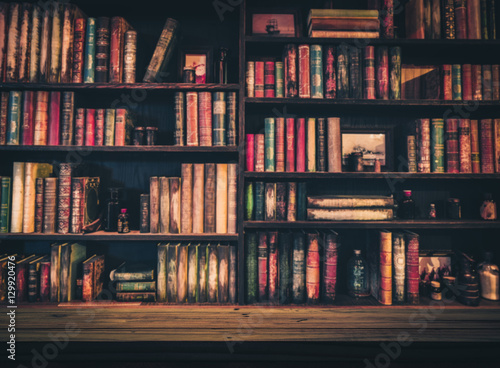 Fotografía blurred Image Many old books on bookshelf in library
