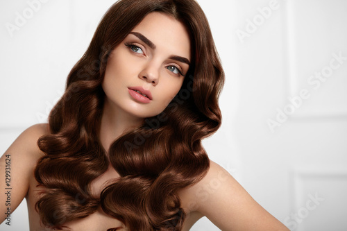 Healthy Hair. Beautiful Woman With Long Wavy Hair Style. Curls Fototapete