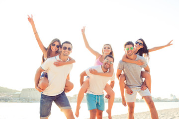 Poster - Group of happy smiling best friends having fun on the beach