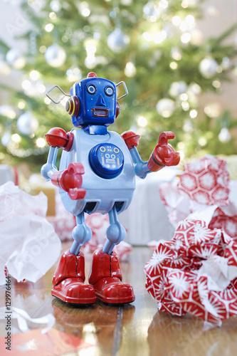 Fotografia, Obraz Retro style toy robot in front of Christmas tree