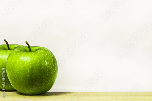 Fotografía green apple on a white background ripe juicy fruit, wholesome food
