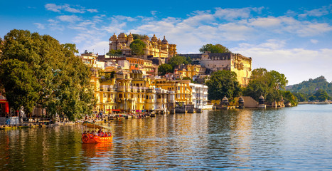 city palace and pichola lake in udaipur, india