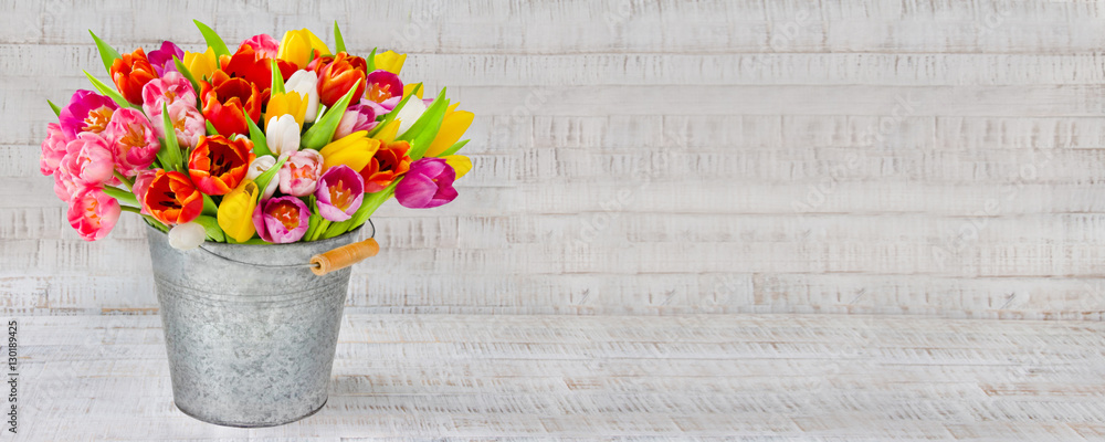 Blumenstrauß - Tulpen in einem Zinkeimer - obrazy, fototapety, plakaty 