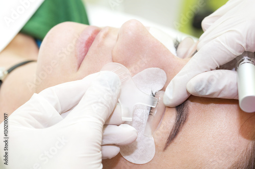 Leinwand Poster Woman on the procedure for eyelash extensions, eyelashes lamination