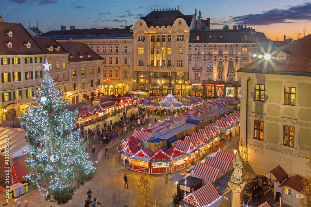 Obraz na płótnie BRATISLAVA, SLOVAKIA - NOVEMBER 28, 2016: Christmas market on the Main square in evening dusk. w salonie