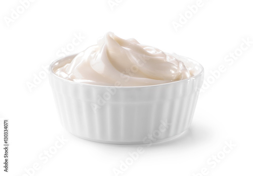 Fotografía bowl of whipped cream close-up isolated on white background