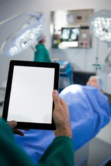 Aufkleber - Surgeon using digital tablet while operating patient
