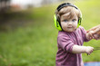 Portrait eines Kleinkindes mit Gehörschutz