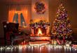 Weihnachtsabend am Kamin in festlich geschmückten Wohnzimmer