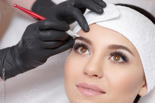 Fotografía Permanent makeup eyebrows.