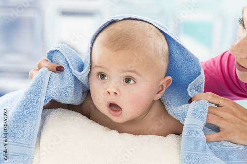 Plakat matka suszy swojego chłopca po kąpieli