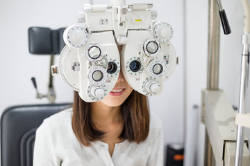 Canvas Print - Woman doing eyes test