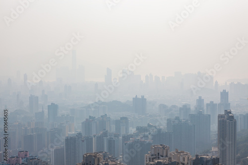 Plakat Hong kong wysokich budynków w mgle