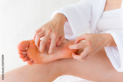 足裏を掻く女性 Stock Photo Adobe Stock
