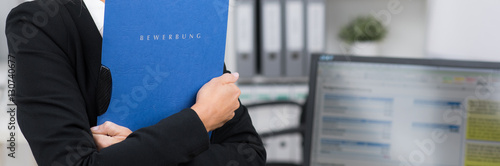 Fotografie, Obraz frau bewirbt sich auf stellenanzeigen im internet