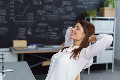 Fotografie, Obraz frau im büro macht eine pause und entspannt