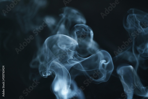 Zdjęcie XXL prawdziwy niebieski dym na czarnym tle