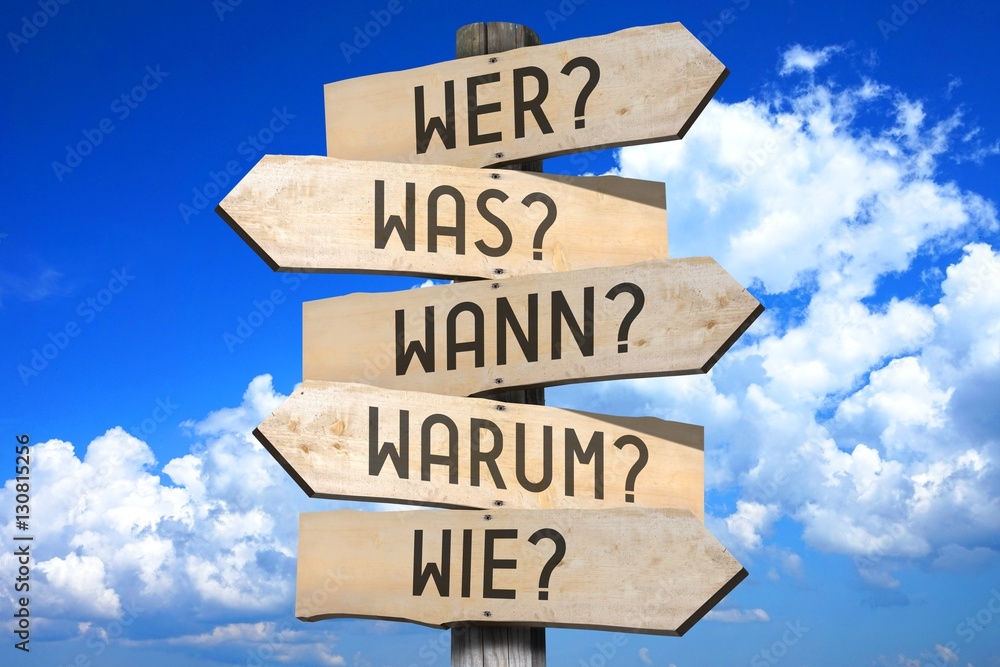 Signpost - questions - "Wer?", "Was?", "Wann?", "Warum?", "Wie?" (German)/ "Who?", "What?", "When?", "Why?", "How?" (English). - obrazy, fototapety, plakaty 