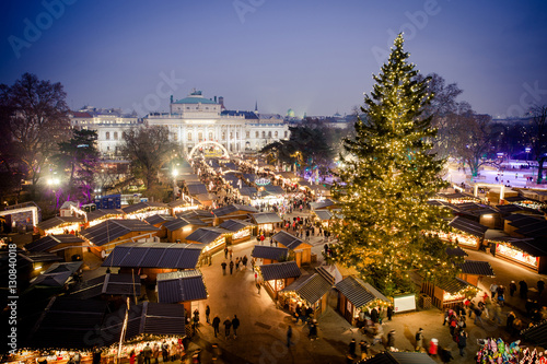Plakat Wiedeń tradycyjny boże narodzenie rynek 2016, widok z lotu ptaka przy błękitną godziną
