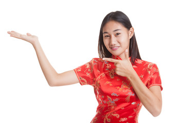 Asian girl in chinese cheongsam dress point to  blank space on h