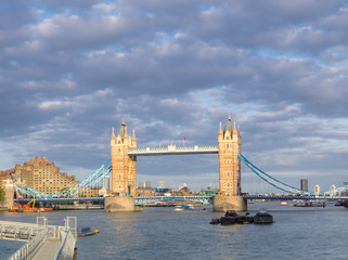 Fototapete - Tower Bridge and river Thames nder dramatic sky, London