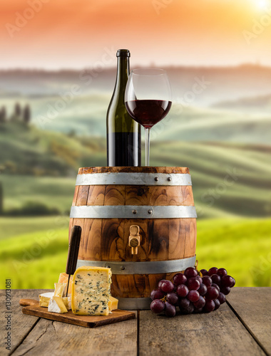 czerwone-wino-serwowane-na-drewnianej-beczce-winnica-z-tylu