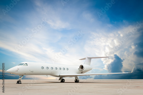 Fotografía jet plane parked with nice cloud