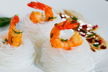 Canvas Print - fried shrimps Salad rice Noodle Nest, close-up