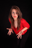 Fototapeta  - Piękna dziewczyna brunetka gestykuluje dłońmi.