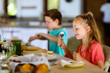 Canvas Print - Kids eating breakfast