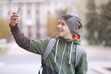 Poster - Cheerful teenager taking selfie outdoors