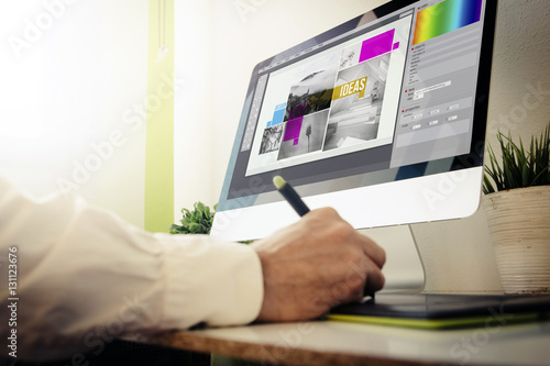 Photographie designer designing a layout