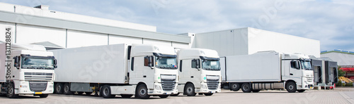 Fotomural LKW - Spedition, vier geparkte weiße Sattelschlepper nebeneinander
