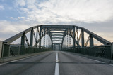 Fototapeta Mosty linowy / wiszący - Brücke Strasse Verkehr