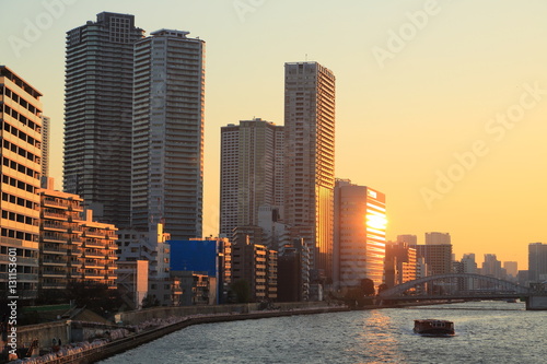 夕日に輝く隅田川沿いの高層ビル群 Stock 写真 Adobe Stock