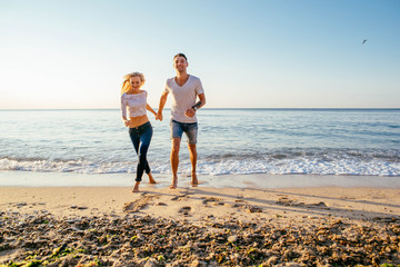 Wall Mural - loving couple on the beach