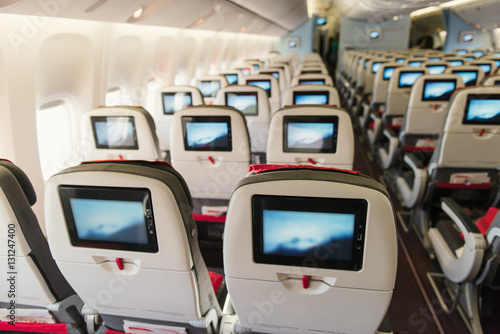 Zdjęcie XXL Siedzenia na pokładzie samolotu. Klasa ekonomiczna z ekranami