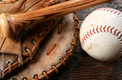 Zdjęcie XXL Stary używany baseball, rękawica baseballowa i kij baseballowy.