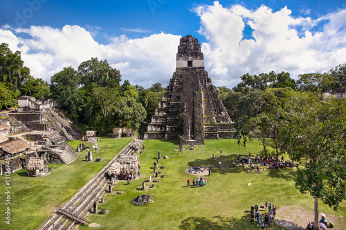 Plakat Gran Plaza na stanowisku archeologicznym Tikal, Gwatemala.