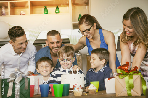 Plakat szczęśliwe rodziny z dziećmi świętujące ciasto dla bir