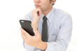 © Liza5450 - スマートフォンを持つビジネスマン