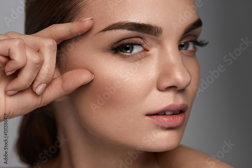 Cuadros en Lienzo Beautiful Woman With Beauty Face, Professional Makeup. Skin Care